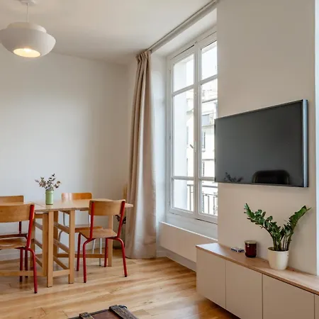 Cozy Faubourg St Martin Retreat * パリ